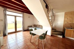 a kitchen and dining room with a table and chairs at CASA ALICIA - by 'Fuga A Fuerte' in El Cotillo