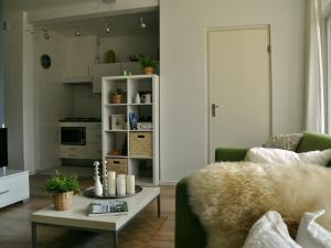 un soggiorno con divano e tavolo di Modern Apartment in Noordwijk near the Sea a Noordwijk