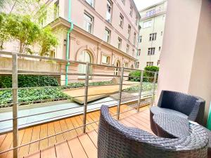un balcón con 2 sillas y un jardín en exclusive apartment centrum Prague, en Praga