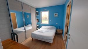 Postel nebo postele na pokoji v ubytování Maison neuve à St Armel Morbihan et son jacuzzi 6 places