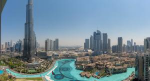 een luchtzicht op een stad met een rivier en wolkenkrabbers bij Incredible Fountain Views 2.5 BR Burj Residences in Dubai