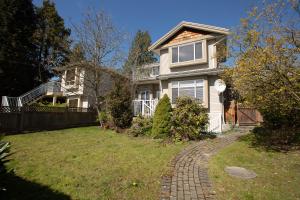 una casa blanca con una pasarela de ladrillo en el patio en North Vancouver Haven:Where Comfort Meet Adventure, en North Vancouver