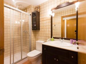 a bathroom with a toilet and a shower and a sink at INNOUTHOME EQUIPADO IDEAl VACACIONES _ CATALUNYA in L'Ametlla de Mar +30 photos