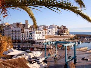 a group of boats parked in a marina at INNOUTHOME EQUIPADO IDEAl VACACIONES _ CATALUNYA in L'Ametlla de Mar