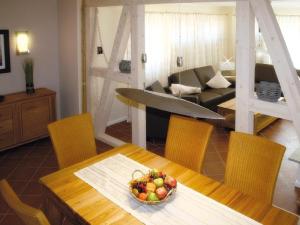 a room with a table with a bowl of fruit on it at Scanhausvilla in Wustrow