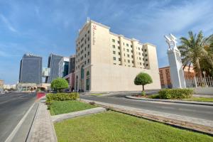 un edificio al lado de una carretera en Swiss-Belinn Doha en Doha