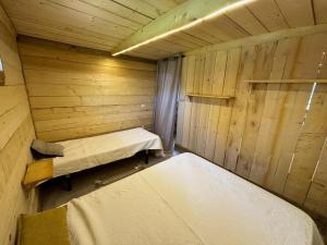 een kamer met 2 bedden in een houten hut bij La Cabane de Mercone NINU in Corte