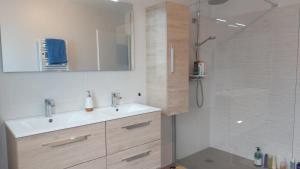 Koupelna v ubytování Maison neuve à St Armel Morbihan et son jacuzzi 6 places + 32 fotografií