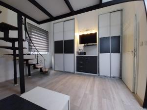 sala de estar con escalera y TV en DM Hostel and Apartments en Skopie