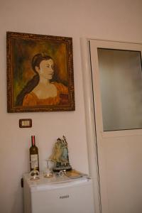 una pintura de una mujer en la parte superior de un refrigerador en Guest House Juald en Gjirokastër