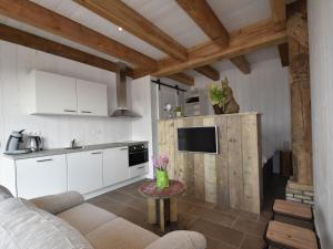 cocina con sofá y mesa en una habitación en Studio Hazenborgh in Callantsoog near the sea, en Callantsoog