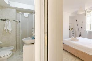 アルバにあるCasa Regina 3, nel centro di Alba!のトイレと洗面台を備えた白いバスルーム