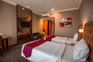 Letto o letti in una camera di The Mirah Hotel Bogor