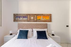 アルバにあるCasa Regina 3, nel centro di Alba!のベッドルーム1室(白いシーツと青い枕のベッド1台付)