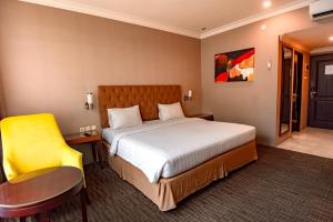 Letto o letti in una camera di The Mirah Hotel Bogor