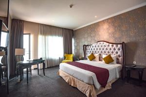 Letto o letti in una camera di The Mirah Hotel Bogor