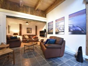 uma sala de estar com dois sofás e uma mesa em Spacious holiday home in Enkhuizen with terrace em Enkhuizen