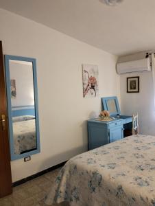 een slaapkamer met een bed, een spiegel en een tafel bij Casa Rosa 