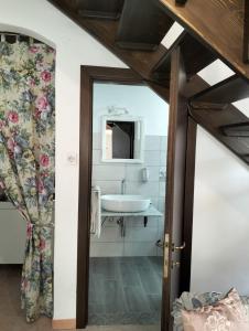 uma casa de banho com um lavatório e um espelho em Casa Rosa 