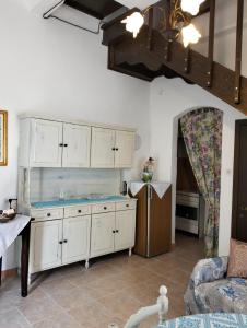 eine Küche mit einem Aquarium in der Mitte eines Zimmers in der Unterkunft Casa Rosa 