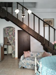 a bedroom with a staircase with a bench under it at Casa Rosa 