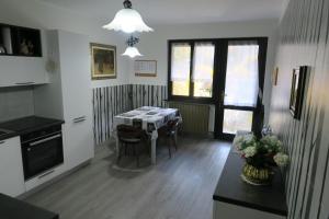 cocina y comedor con mesa y sillas en Appartamento Aila, en Molina di Ledro