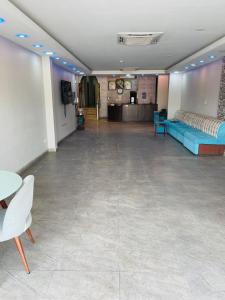 Großes Zimmer mit Sofa, Tisch und Stühlen in der Unterkunft دانية للأجنحة الفندقية in Al Jubayl