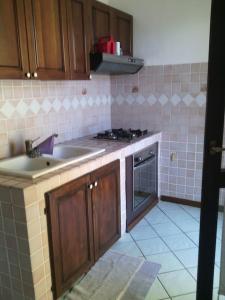 a kitchen with a sink and a stove at Accogliente Appartamento a pochi passi dal mare in Funtana Meiga