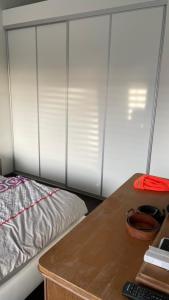 1 dormitorio con cama y escritorio de madera en Ferienhaus Rolf 