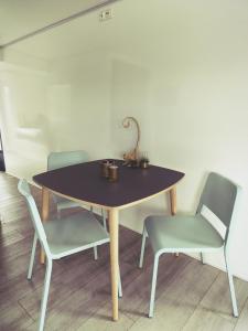 einen Tisch und zwei Stühle sowie einen Tisch und Stühle in der Unterkunft Ferienwohnung auf dem See in Neuruppin