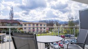 d'une terrasse avec une table et des chaises sur un balcon. dans l'établissement Haus am Krummbach, à Kirchzarten