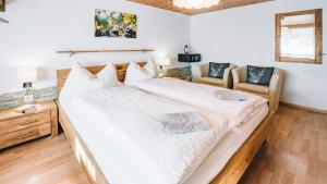 Un pat sau paturi într-o cameră la Hotel Paradis-Leukerbad-Therme