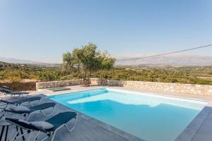 una piscina en una villa con vistas en Villa Belam, entre montagne et mer, en Kambiá