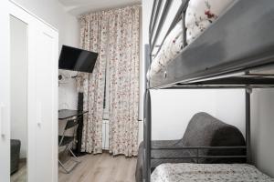 - une chambre avec des lits superposés et un bureau dans l'établissement HouseInGenoaCenter Parking, à Gênes