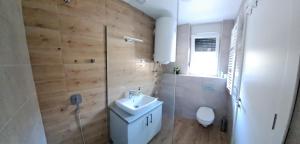 Bilik mandi di Angelika apartman Divčigora