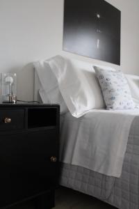 łóżko z białą pościelą i poduszką w obiekcie Da la Nada w mieście Goro