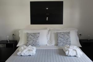 una camera da letto con due asciugamani su un letto di Da la Nada a Goro