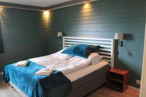 ein Schlafzimmer mit einem Bett mit zwei Schuhen drauf in der Unterkunft Christineborg Gjestehus Runde in Runde