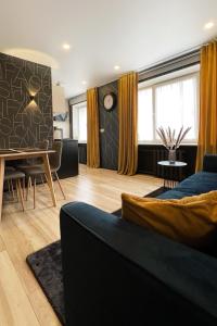 ein Wohnzimmer mit einem Sofa und einem Tisch in der Unterkunft Fashion Apartment in Narva