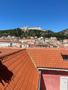 vistas a una ciudad con techos naranjas en Apartment Antonijo en Hvar