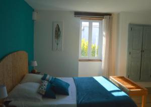 - une chambre avec un lit et une fenêtre dans l'établissement Rêve de Causse, à Saint-Michel