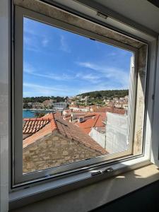 ventana con vistas a la ciudad en Apartment Antonijo en Hvar