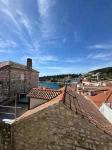 una vista de los tejados de los edificios y de una masa de agua en Apartment Antonijo en Hvar