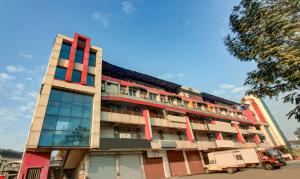 un gran edificio con muchas ventanas en Hotel Shree Daan, en Vapi