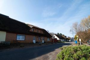 una casa in mattoni con tetto su una strada di Ferienwohnung Sabine a Mariendorf