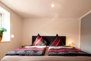 una camera da letto con un letto con cuscini di Ferienwohnung Sabine a Mariendorf