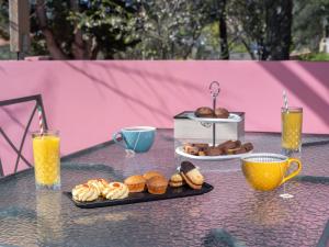 ein Tisch mit zwei Tellern Gebäck und Orangensaft in der Unterkunft Koralia Vacation House in Likotinaréa + 28 Fotos