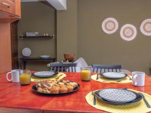 ein Tisch mit Tellern voller Essen darauf in der Unterkunft Koralia Vacation House in Likotinaréa