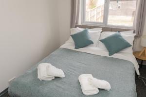 a bedroom with a bed with towels on it at Spacious, Contractors, Long Term Discounts in Birmingham