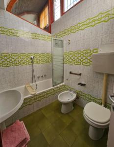 Ванная комната в Villa di design nelle colline della Valsesia